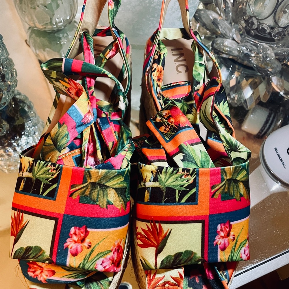 🤩 INC Women's Ribbon Wrap Wedge Sandals, with tropical print. Size 10. - Picture 4 of 6